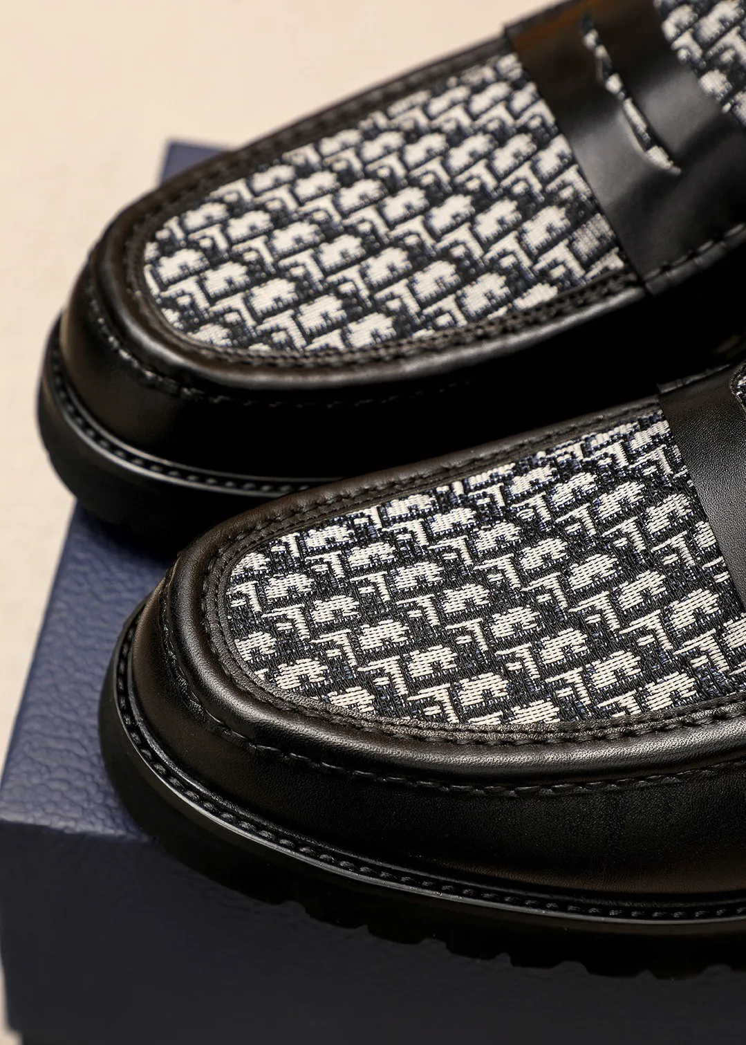 Men's shoes 💰460 💐 Product trademark: Dior "Dior" casual leather shoes Regular size: 39-44 (38.45🉑️customized) Product materials: Selected original fabric uppers imported from Italy, imported water-dyed 🐂 cowhide lining. Strong three-dimensional visual effect, foam outsole Color: 1⃣️color optional